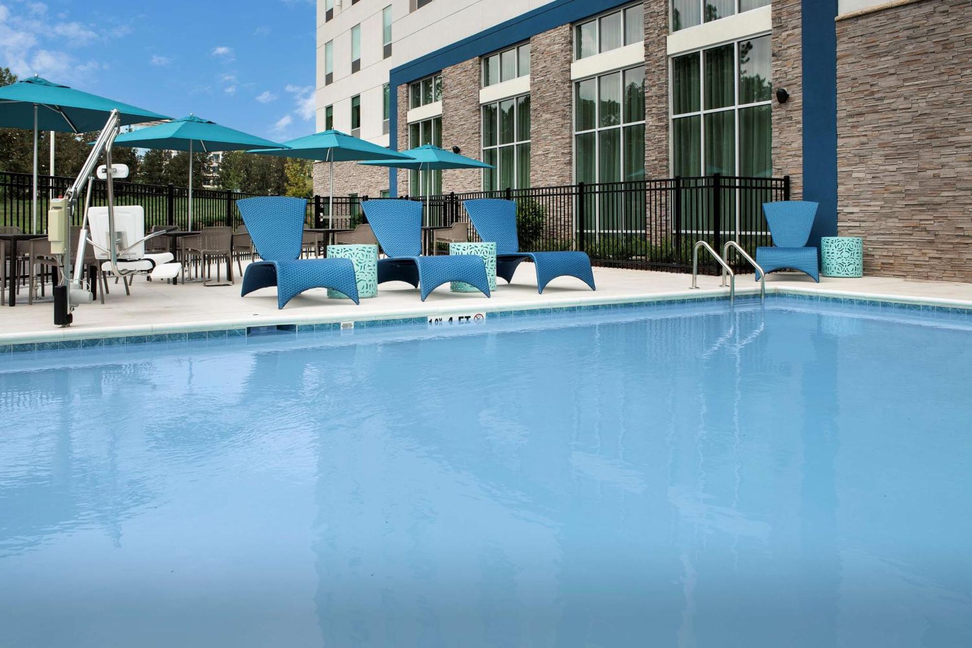 Hampton Inn & Suites Charlotte Airport Lake Pointe Exterior photo