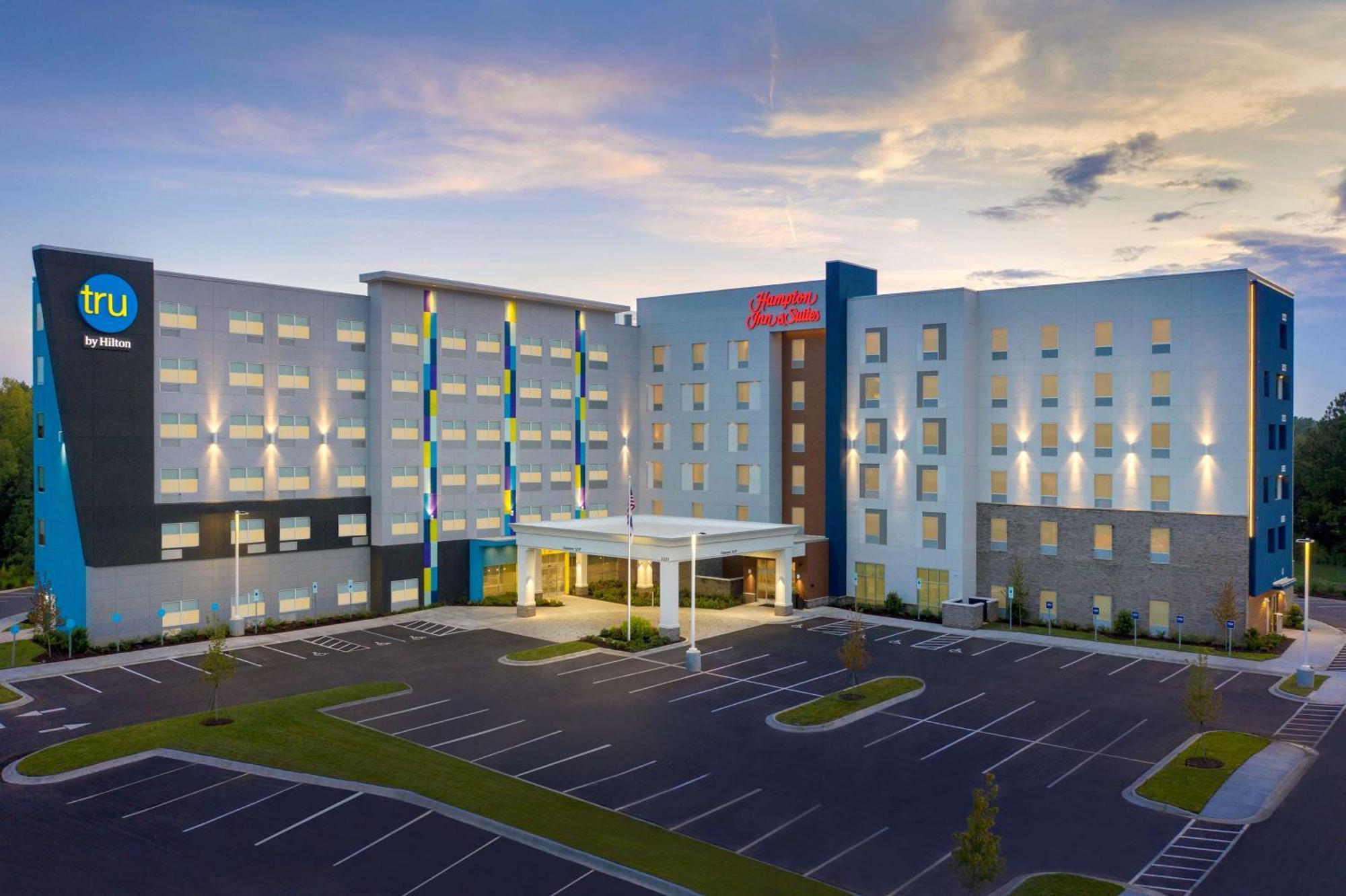 Hampton Inn & Suites Charlotte Airport Lake Pointe Exterior photo