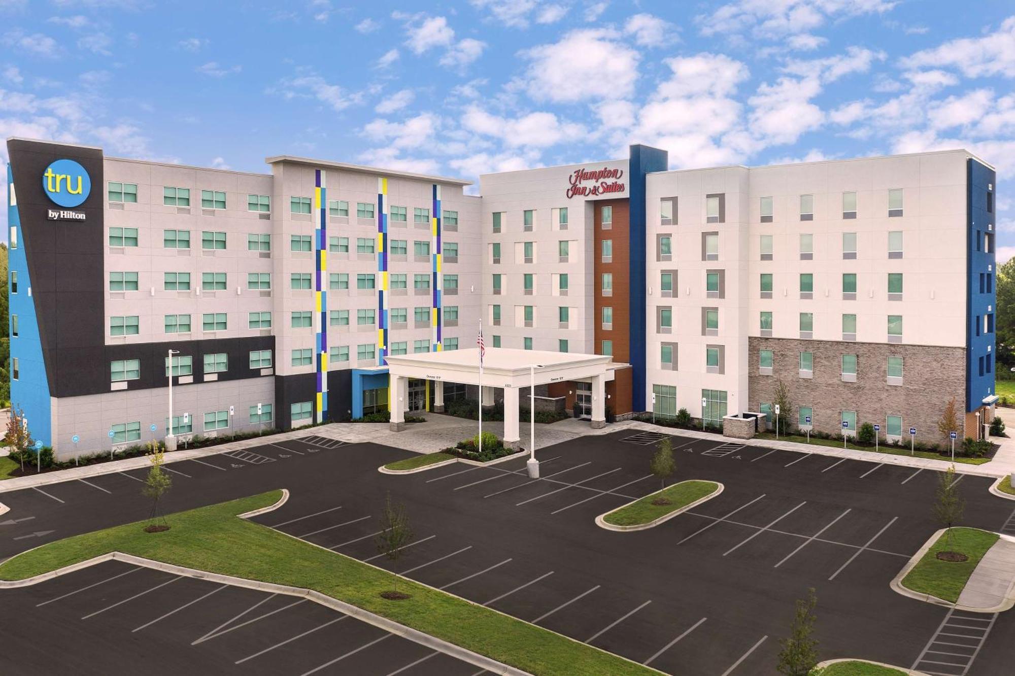 Hampton Inn & Suites Charlotte Airport Lake Pointe Exterior photo